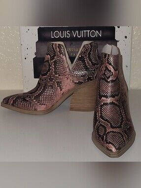 Vince Camuto Gigietta pink and black reptile print Western ankle bootie,sz7